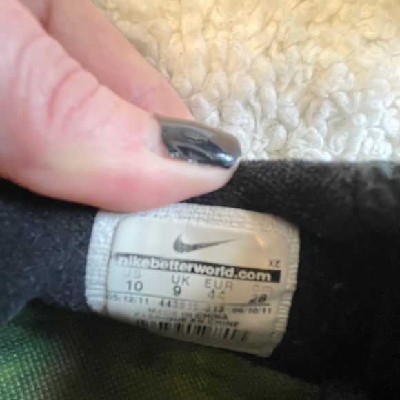 Nike sneakers size 10 - Picture 7 of 9